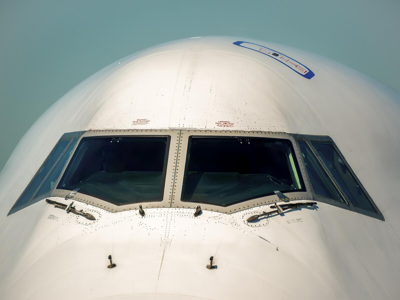 Looking up at the cockpit windows of a Boeing 747